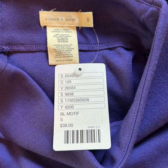 Fitted purple skirt size small. TAGS ON - Picture 4 of 5